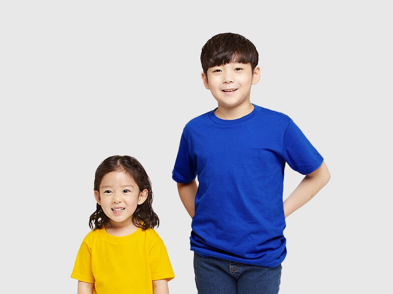 키가 다른 두 아이가 입은 모습