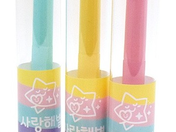 띠지를 두른 투명 케이스