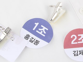 집게로 옷깃에 끼운 모습