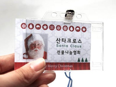 투명 케이스에 카드를 넣습니다